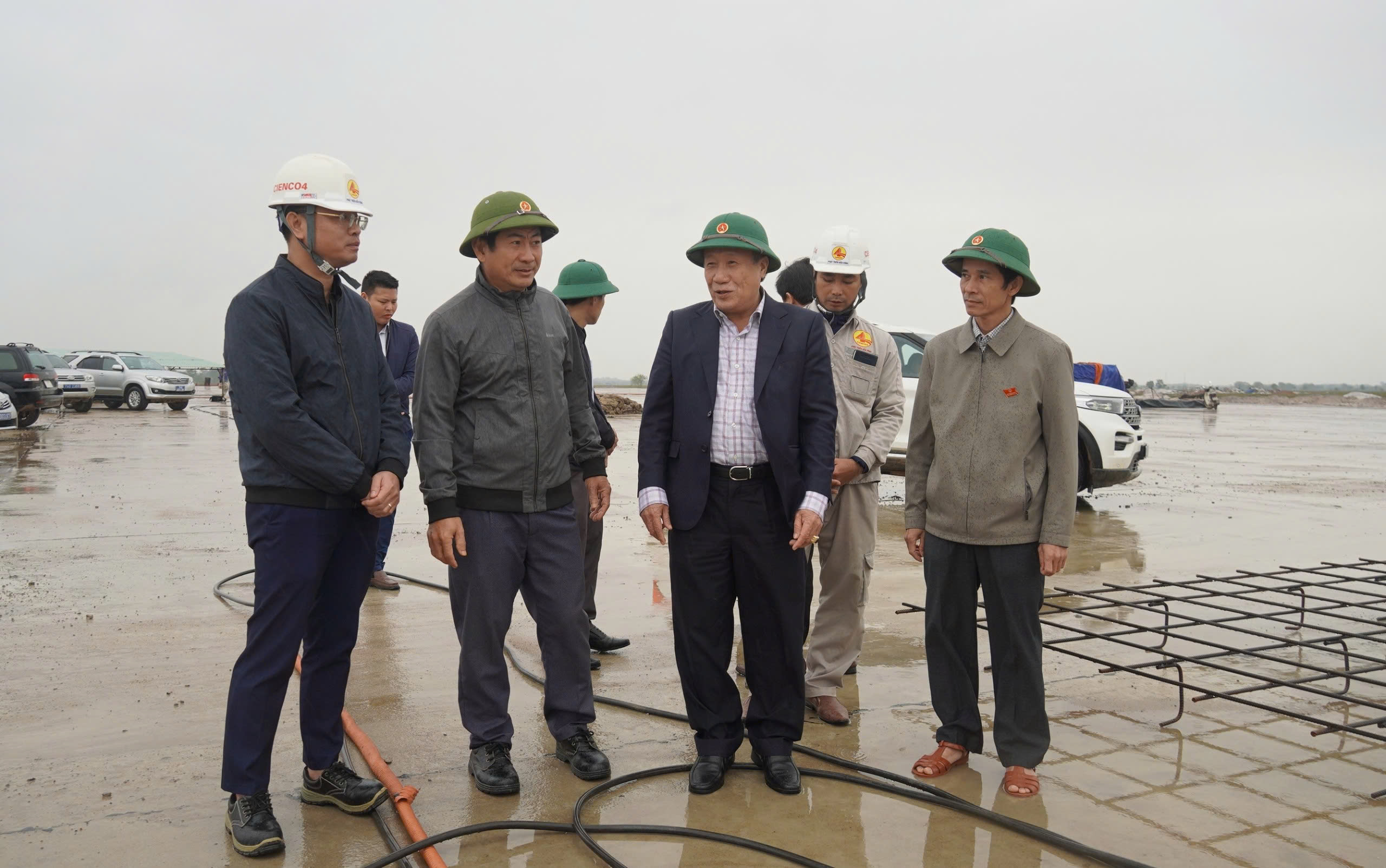 El presidente interino del Comité Popular Provincial, Ha Sy Dong, inspeccionó los trabajos de limpieza del sitio del proyecto del Aeropuerto de Quang Tri.