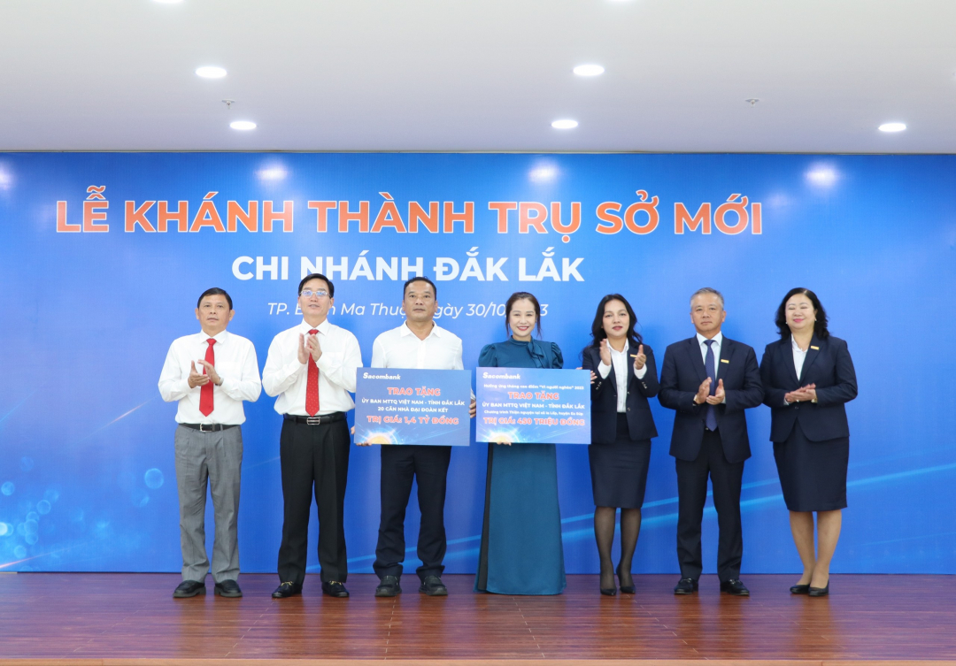 Lãnh đạo Sacombank trao bảng tượng trưng kinh phí xây dựng nhà đại đoàn kết và hỗ trợ hoạt động an sinh xã hội cho