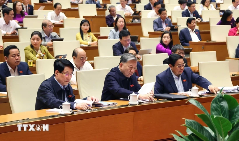 National Assembly deputies vote to pass the Law on Juvenile Justice. (Photo: Van Diep/VNA)
