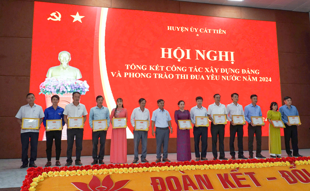 สหายเซืองหุ่งเกือง รองเลขาธิการคณะกรรมการพรรคเขต ประธานสภาประชาชนเขต กล่าวชื่นชมกลุ่มและบุคคลต่างๆ