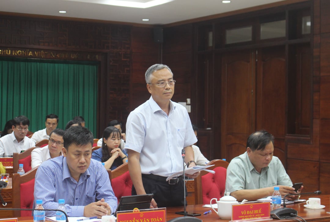 Head of the Economic - Budget Committee of the Provincial People's Council questioned the bidding for drugs, equipment and medical supplies.