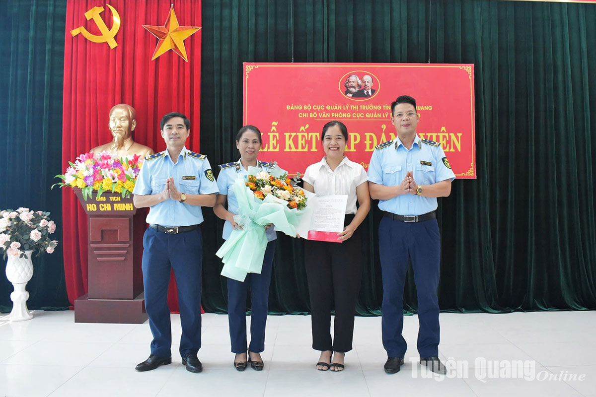 Officials of Tuyen Quang Market Management Department study and follow Uncle Ho