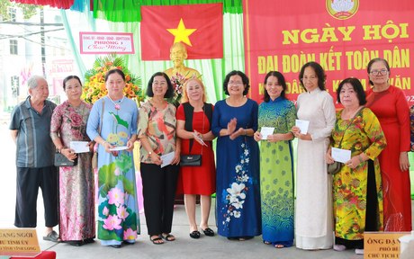 Khóm biểu dương 16 tổ trưởng tổ nhân dân tự quản tiêu biểu.