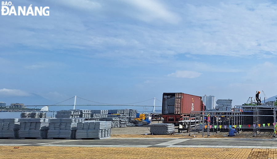 Units are urgently constructing the stage and grandstand areas to soon put them into service for DIFF 2024. Photo: THU HA