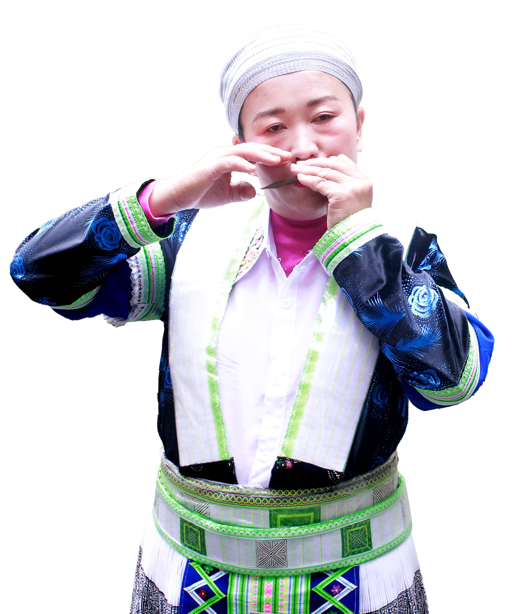 Frau Duong Thi Mi, ethnische Gruppe der Mong Hoa, Weiler Cao Son, Gemeinde Dan Chu (Hoa An) mit ihrer Mundtrompete.