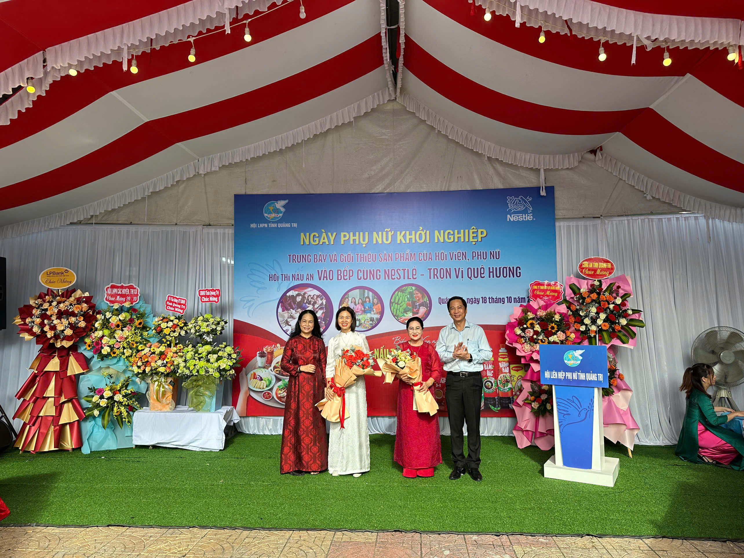 Vice Chairman of the Provincial People's Committee Hoang Nam visited and presented flowers to congratulate the Provincial Women's Union.