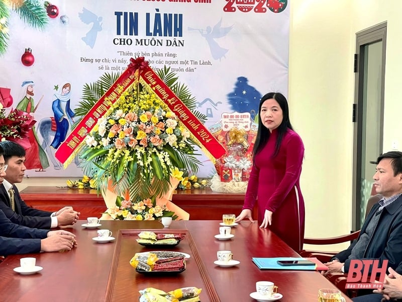 Pham Thi Thanh Thuy, chef de la Commission de mobilisation de masse du Comité provincial du Parti et présidente du Comité provincial du Front de la Patrie, a rendu visite à Pham Thi Thanh Thuy et lui a adressé ses vœux de Noël.