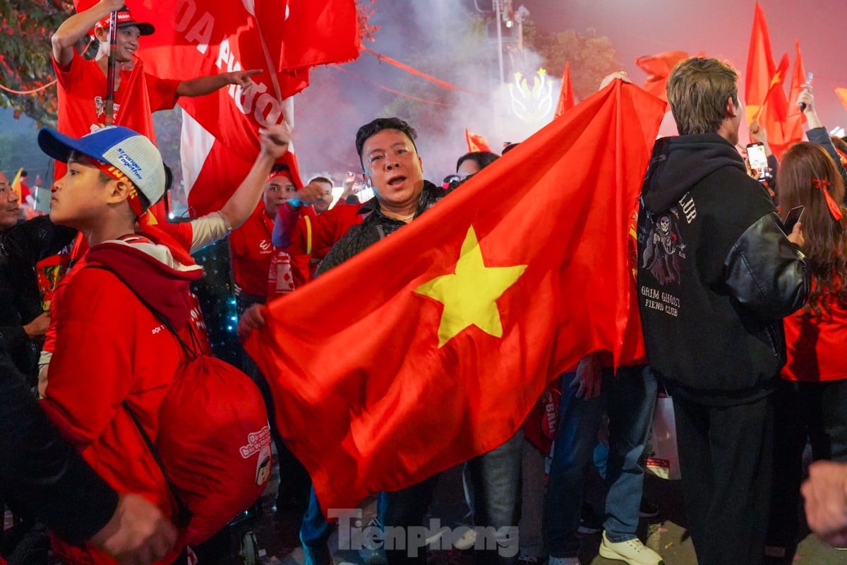 태국에 대한 베트남의 승리를 축하하기 위해 Viet Tri 경기장 주변으로 몰려드는 군중들 사진 6