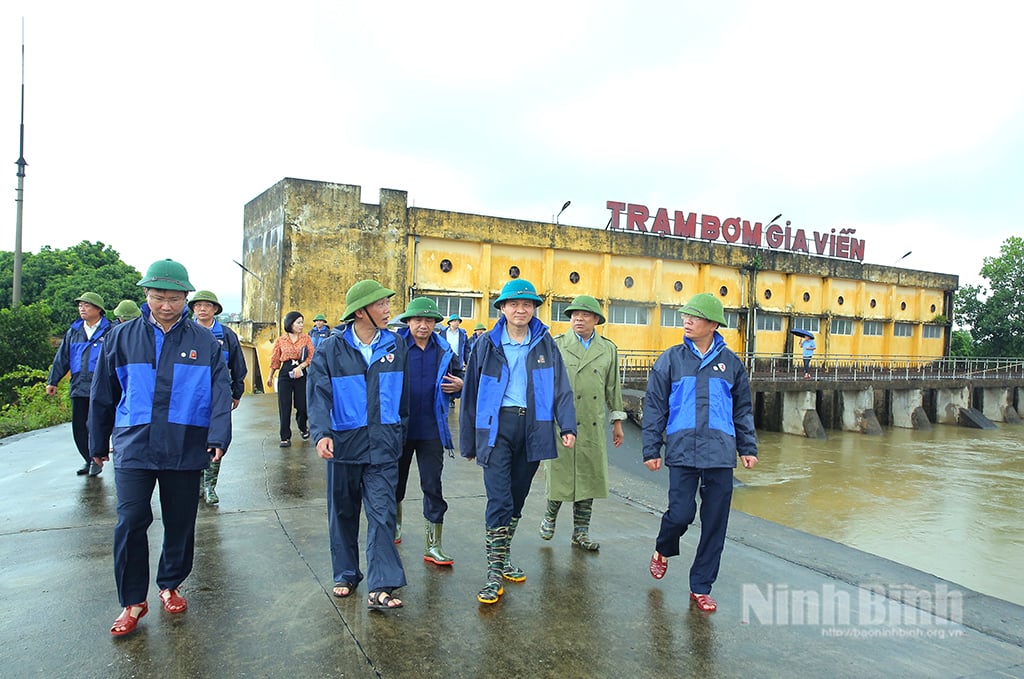 Các đồng chí lãnh đạo tỉnh kiểm tra công tác ứng phó với mưa, lũ