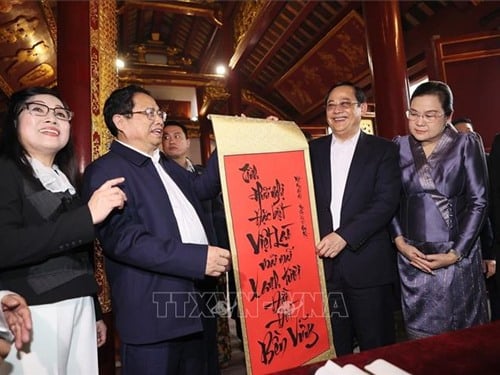 Prime Minister Pham Minh Chinh, Prime Minister Sonexay Siphandone and their two wives visit Ngoc Son Temple