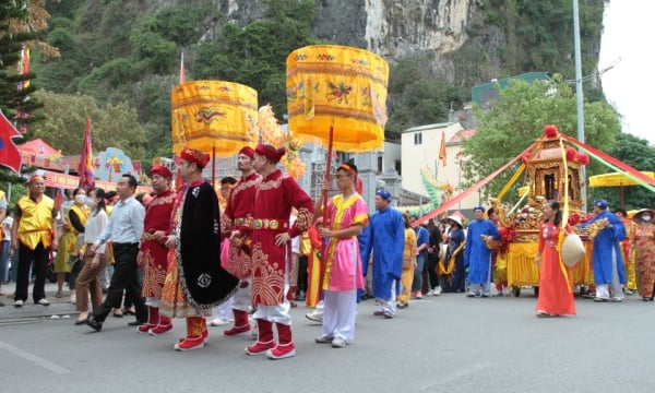 តើពិធីបុណ្យនៅ Ha Long មានអ្វីពិសេស?