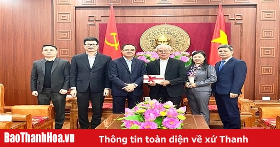 Stellvertretender Innenminister Vu Chien Thang gratuliert Priester Tran Xuan Manh zu Weihnachten