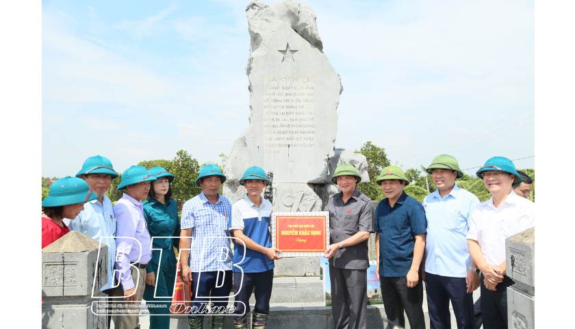 Đồng chí Nguyễn Khắc Định, Ủy viên Ban Chấp hành Trung ương Đảng, Phó Chủ tịch Quốc hội thăm, tặng quà cán bộ, chiến sĩ và nhân dân thiệt hại do ảnh hưởng của mưa lũ tại Thái Bình