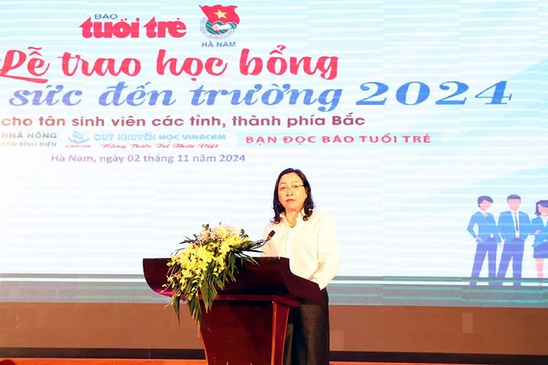 132 tân sinh viên có hoàn cảnh khó khăn được nhận học bổng “Tiếp sức đến trường” ảnh 1