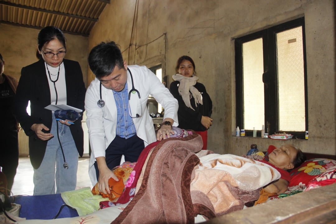 Free medical examination and medicine for people in Ea Na village