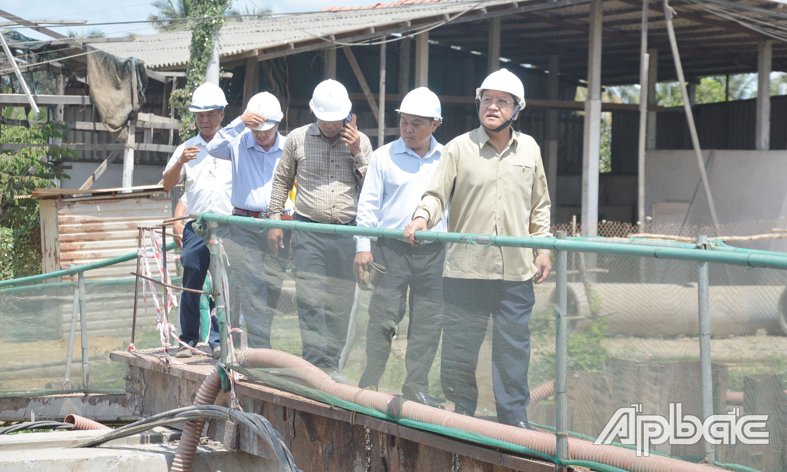 สหาย Pham Van Trong ตรวจการดำเนินงานในการเปิดประตูระบายน้ำ Nguyen Tan Thanh