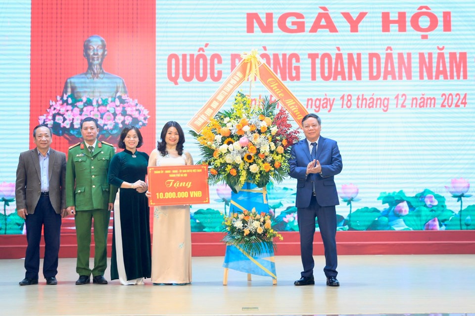 Der ständige stellvertretende Sekretär des Parteikomitees von Hanoi, Nguyen Van Phong, überreichte Blumen, um dem Bezirk Vinh Phuc zu gratulieren. 