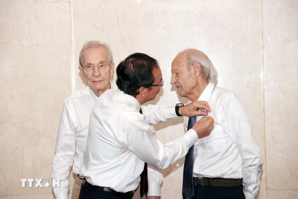 Mr. Nguyen Van Nen, Politburo member and Secretary of the Ho Chi Minh City Party Committee, presented the Ho Chi Minh City Badge to Mr. Bernard Bachelard. (Photo: Xuan Khu/VNA)