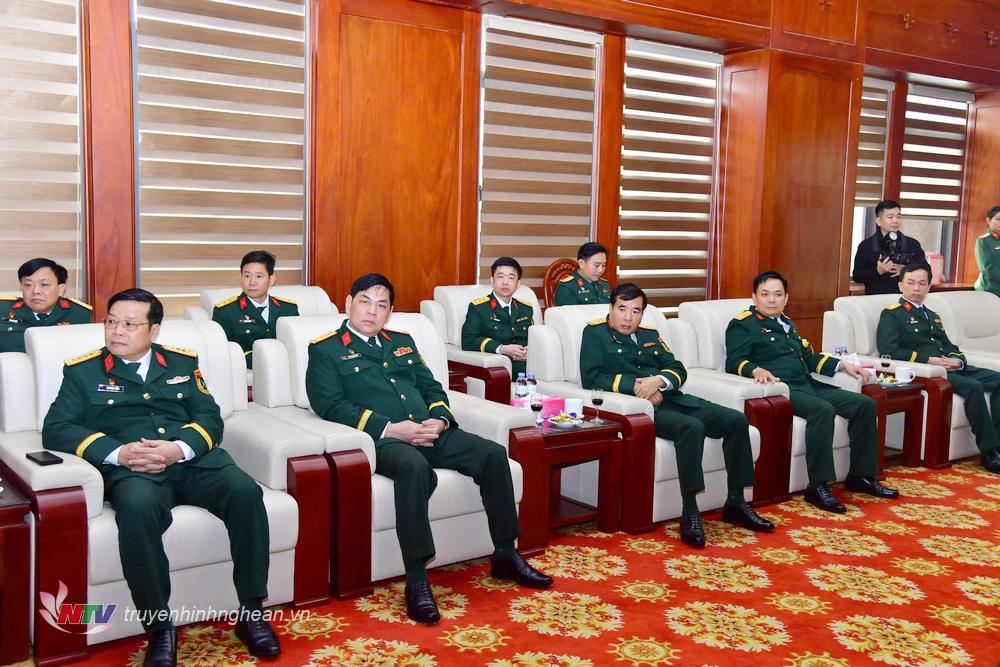 Comrades, leaders of the Party Committee and Command of Military Region 4 at the congratulatory ceremony.