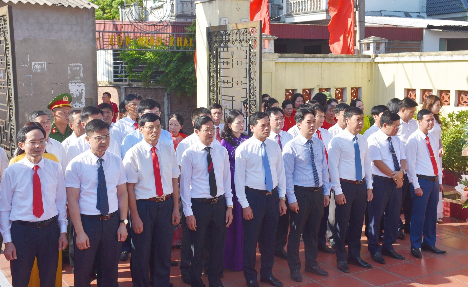 Kinh Mon City Party Committee offers flowers to commemorate the 79th anniversary of the establishment of the first Party Cell