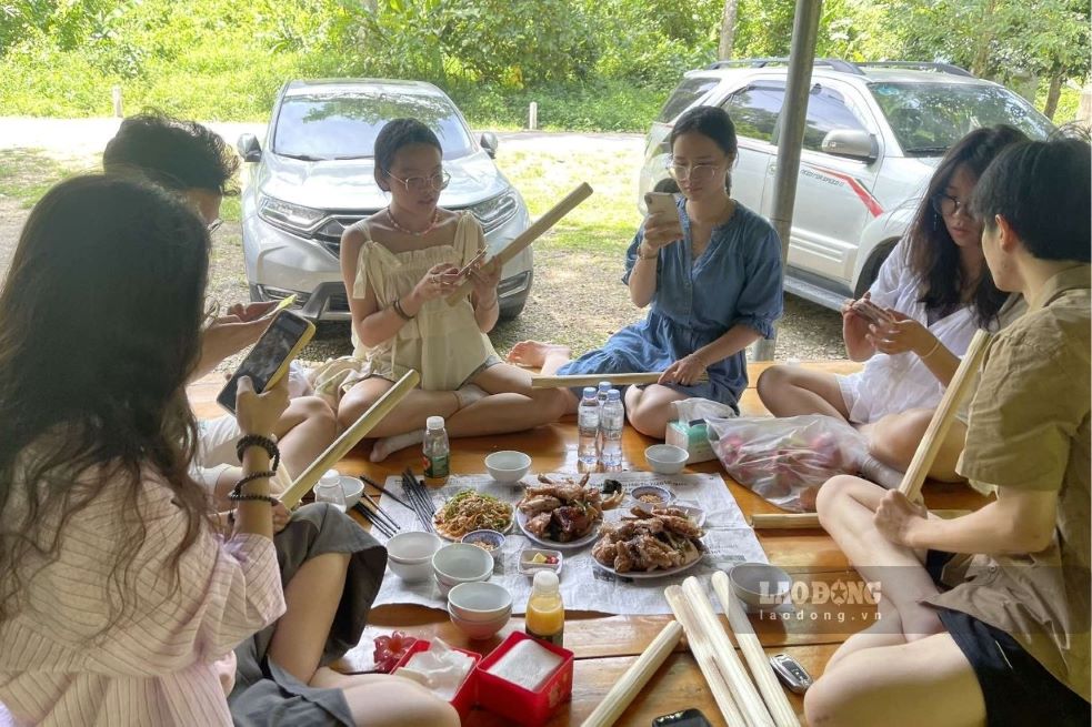 Неподалеку гости могут насладиться блюдами местной кухни. Фото: Нгуен Дат