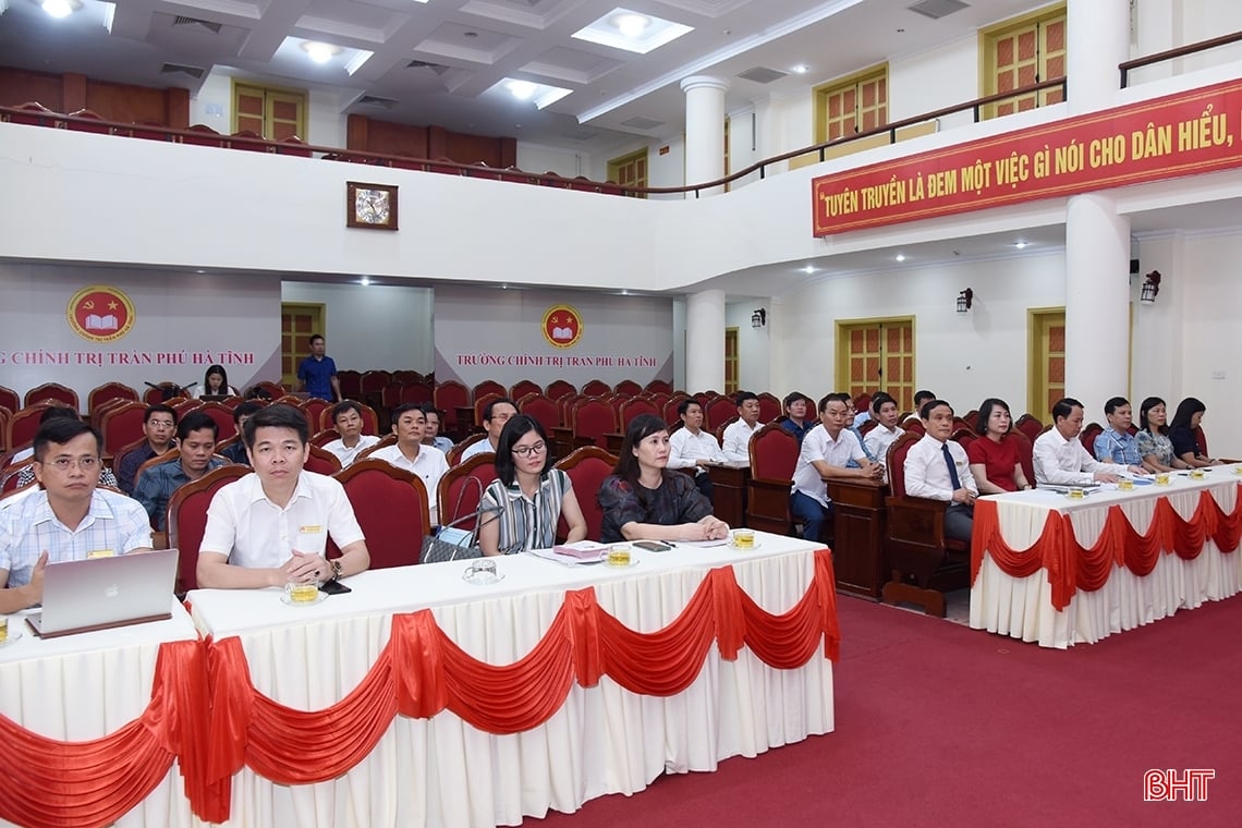 Cérémonie de clôture du cours de formation des hauts fonctionnaires de Ha Tinh