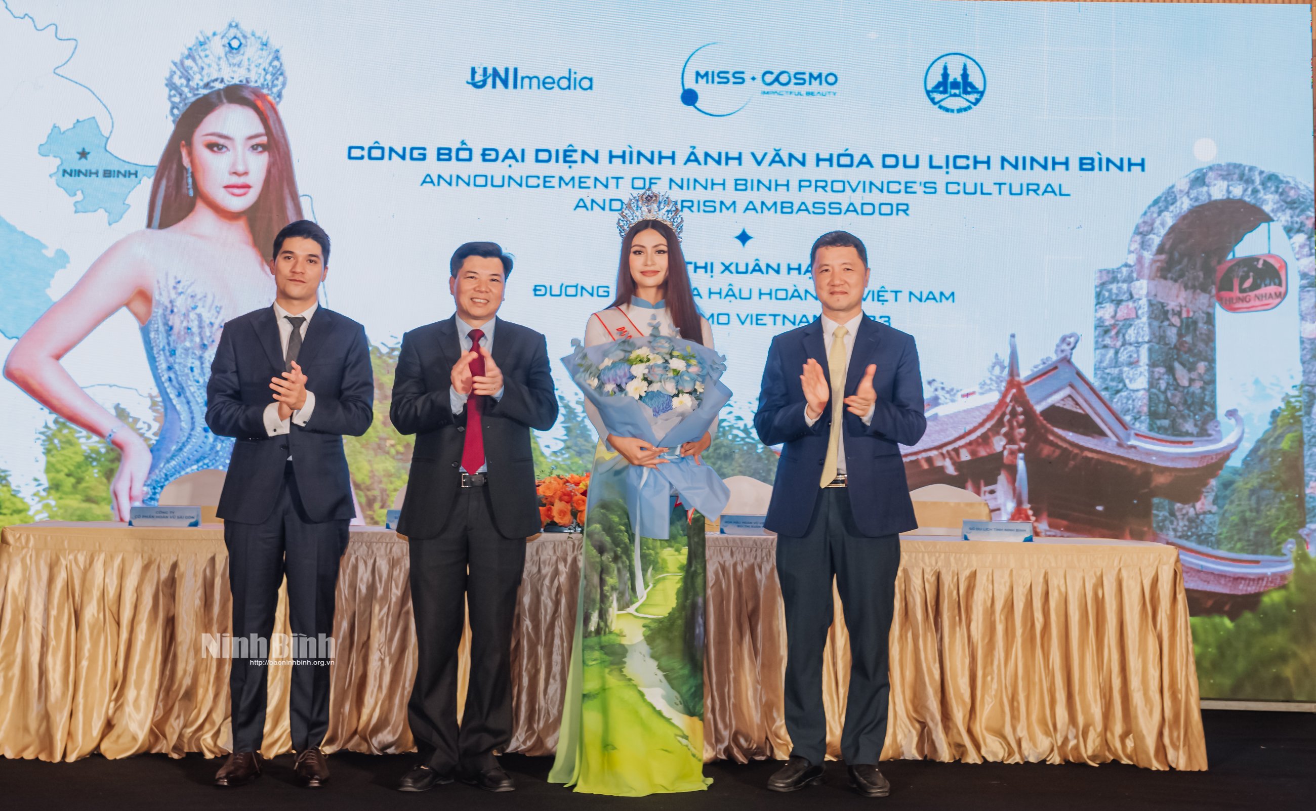 Pressekonferenz zur Bekanntgabe des repräsentativen Bildes von Ninh Binh Kultur und Tourismus und des Zeitplans der Aktivitäten des Miss Cosmo 2024-Wettbewerbs in Ninh Binh