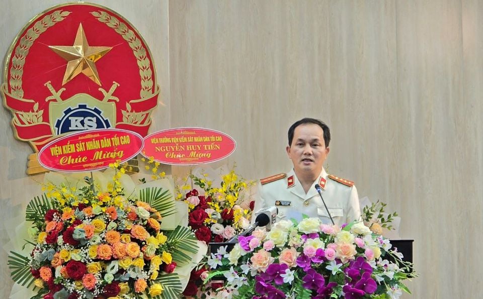 El camarada Pham Viet Vuong, nuevo Fiscal Jefe de la Fiscalía Popular Provincial de Thai Binh, pronunció un discurso aceptando sus funciones en la ceremonia. Foto: Nam Hong