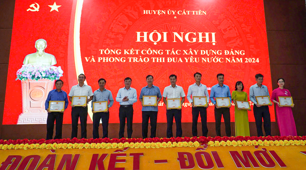 สหายเหงียน ฮวง ฟุก ประธานคณะกรรมการประชาชนเขตกล่าวชื่นชมกลุ่มและบุคคลต่างๆ