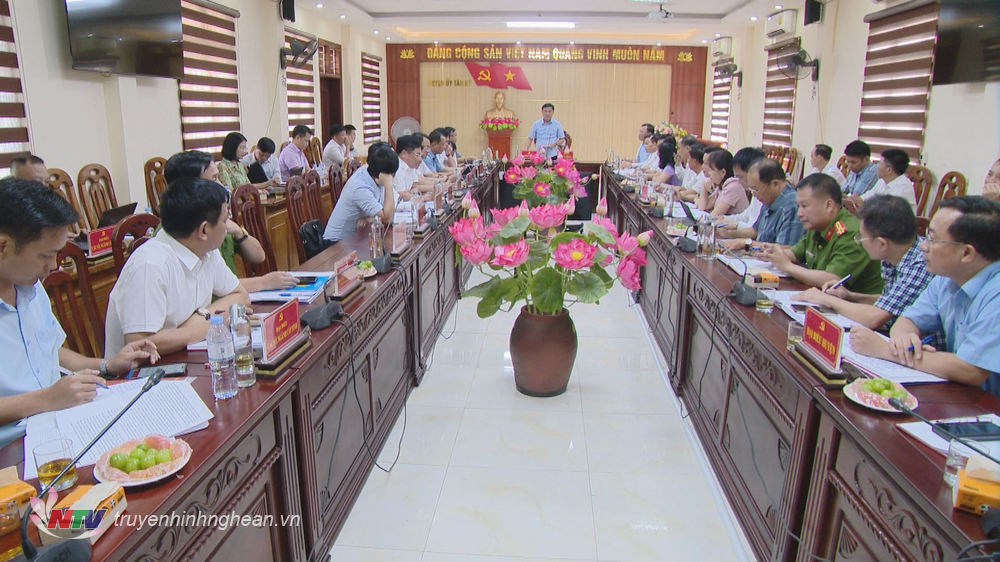 El secretario provincial del partido, Thai Thanh Quy, trabaja con el Comité Permanente del Comité del Partido del Distrito de Tan Ky