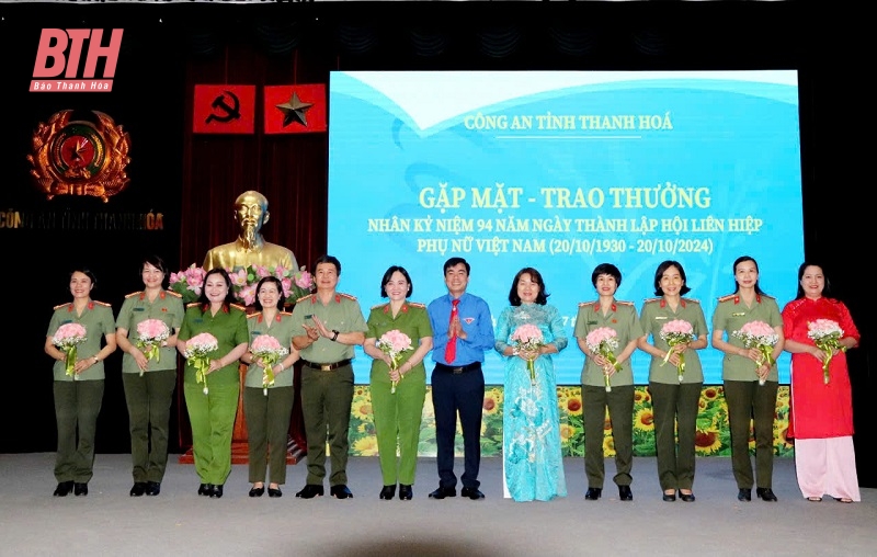 Gặp mặt, trao giải thưởng phụ nữ và gương mặt trẻ Công an tiêu biểu