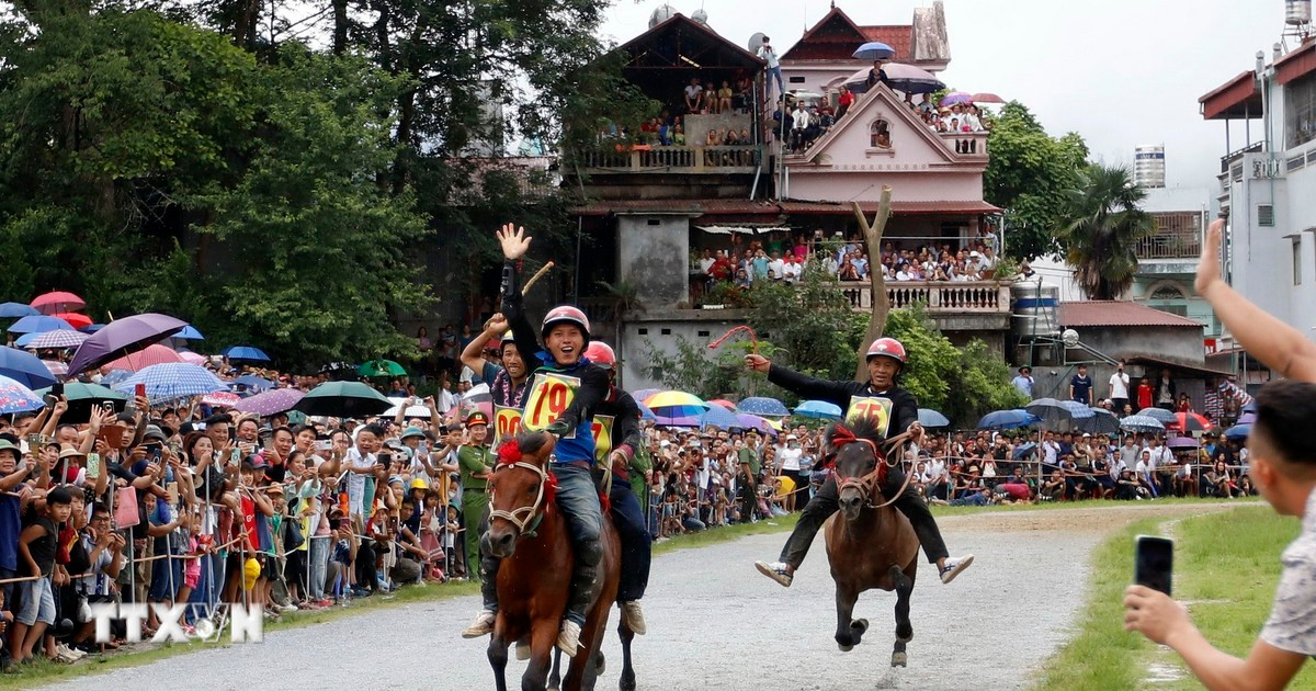 Des dizaines de milliers de touristes affluent pour assister à la traditionnelle course de chevaux sur le plateau de Bac Ha.