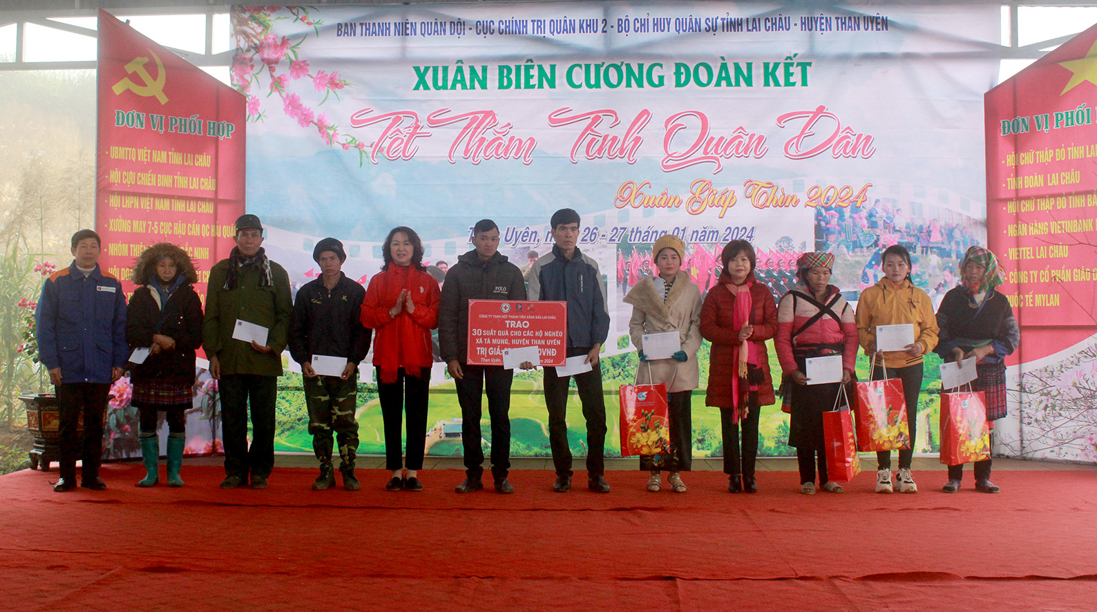 Đại diện Công ty TNHH Xăng dầu Lai Châu, Hội Chữ thập đỏ tỉnh Bắc Ninh, Hội Liên hiệp Phụ nữ tỉnh tặng quà cho các hộ trên địa bàn xã Tà Mung. 