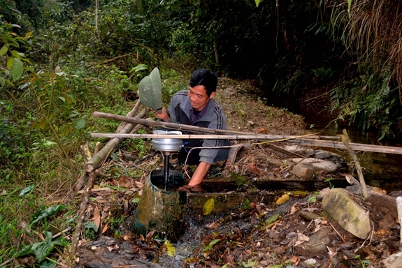 Ở nhiều thôn, bản chưa có điện lưới, người dân phải sử dụng máy phát điện mini, không chỉ nguồn điện không ổn định mà tiềm ẩn nguy cơ tai nạn về điện. (Ảnh minh họa)