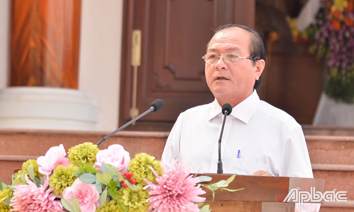 Genosse Tran Van Thuc, Vorsitzender des Volkskomitees von TX. Cai Lay spricht bei der Gedenkfeier.