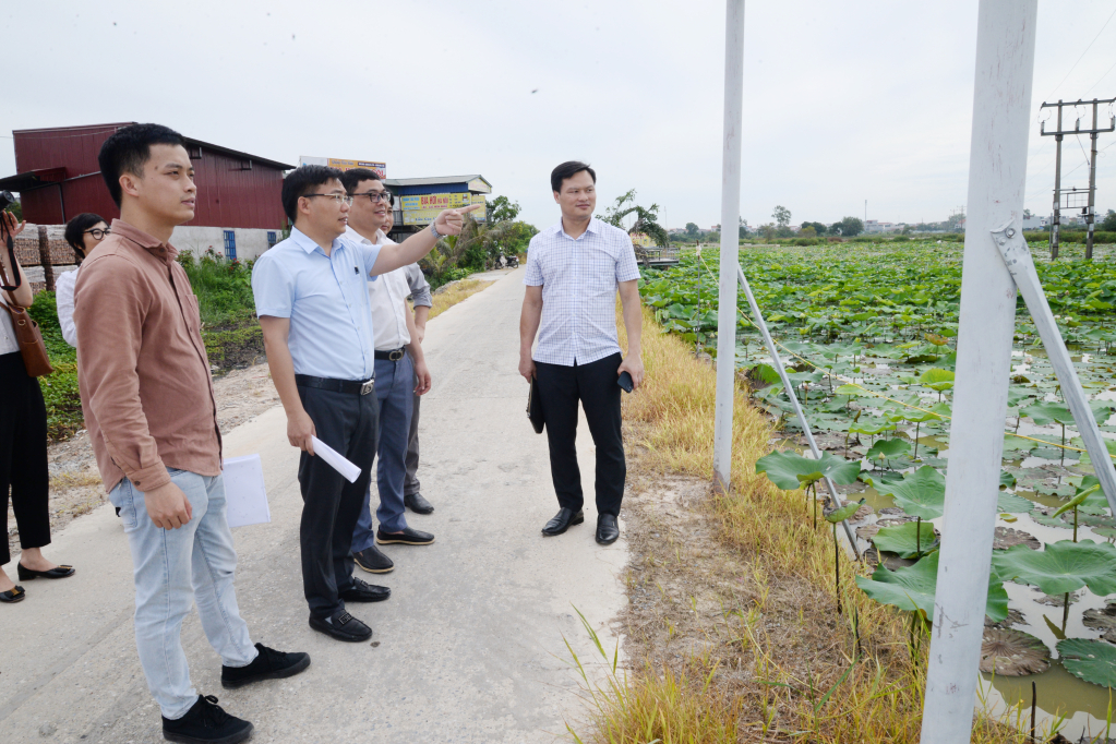 Supervision delegation surveyed at Phung Chi Kien Industrial Park (My Hao town)