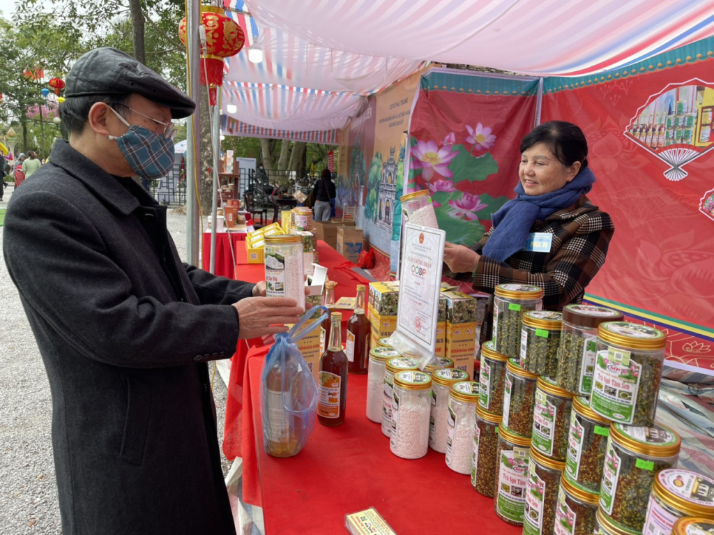 អតិថិជនជ្រើសរើសទិញផលិតផលម្សៅដំឡូងមីពីសហករណ៍កែច្នៃផ្លែឈើ និងផលិតផលកសិកម្មតាន់ហ៊ុង (ទីក្រុងហ៊ុងអៀន)។