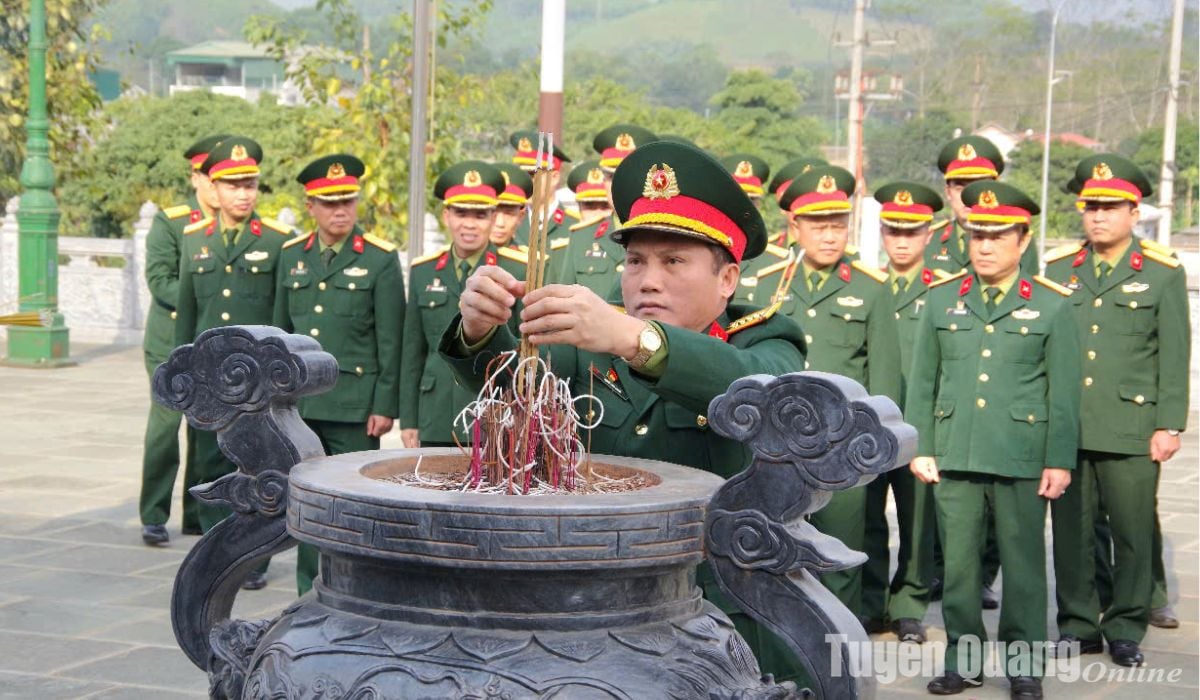 Le commandement militaire provincial a offert de l'encens au cimetière provincial des martyrs.