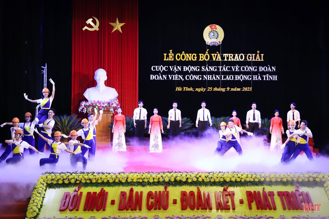 Awarding 29 composition awards about Ha Tinh Trade Union