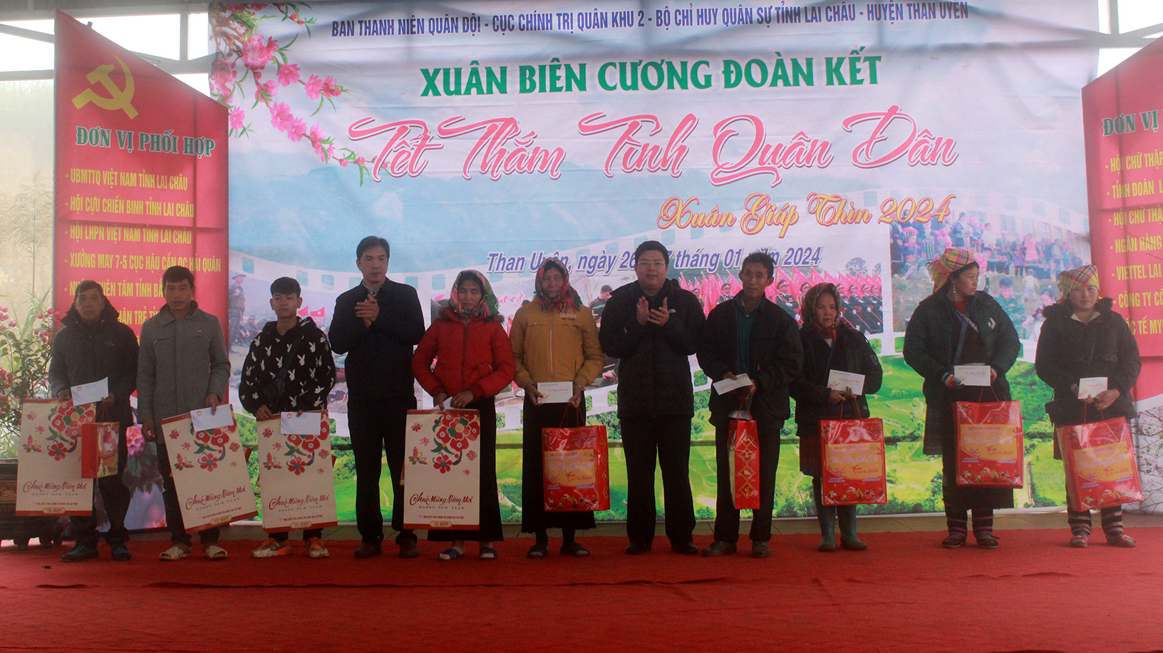 Các đồng chí: Hoàng Kiều Anh - Phó Chủ tịch Ủy ban MTTQ Việt Nam tỉnh; Lò Văn Hương - Bí thư Huyện ủy Than Uyên tặng quà cho các hộ gia đình trên địa bàn xã Tà Mung.  