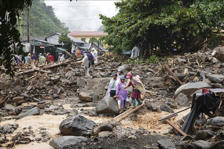 Häuser und Gebäude im Bezirk Mu Cang Chai wurden durch die Flut beschädigt und zerstört. Foto: Tuan Anh - VNA