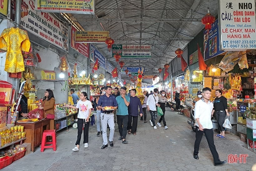 Les gens affluent au temple Cho Cui avant le jour principal du festival.