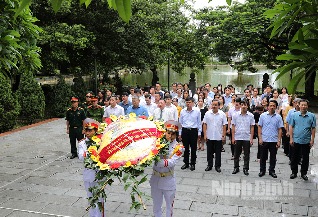 Đoàn đại biểu thành phố Ninh Bình dâng hương nhân kỷ niệm 77 năm Ngày Thương binh Liệt sĩ