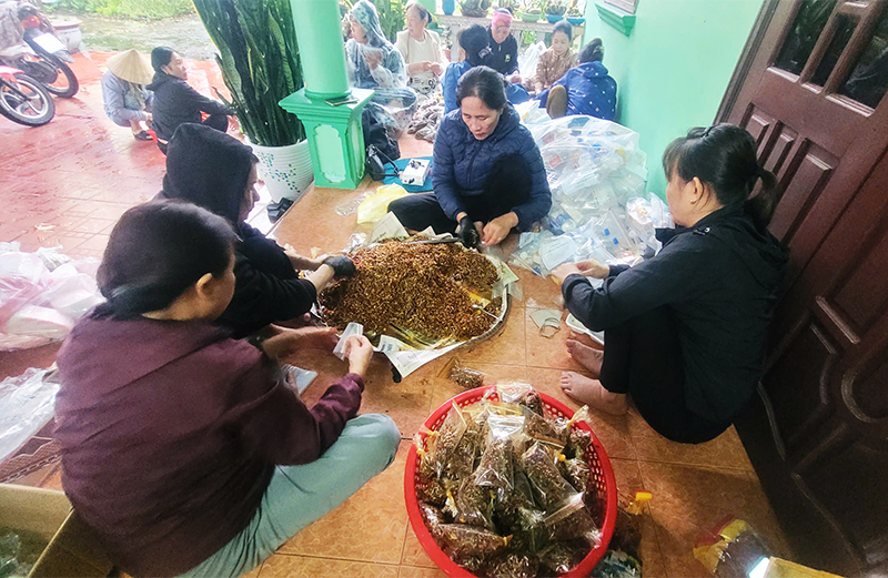 クアンフー村（ドンホイ市）の女性たちが、洪水被害地域の人々を支援するために食事を作っている。