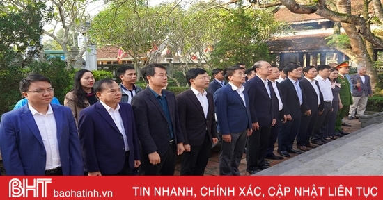 Ofrenda de incienso en memoria del general Nguyen Cong Tru de Uy Vien