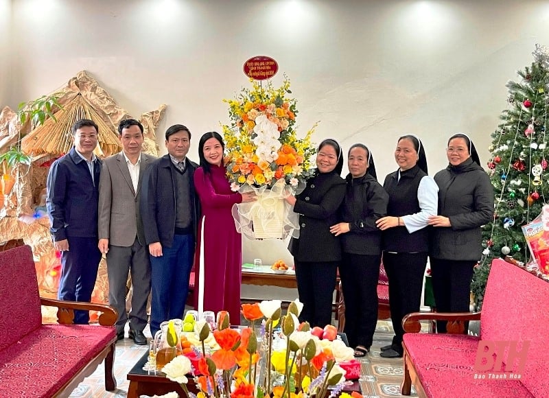 Pham Thi Thanh Thuy, chef de la Commission de mobilisation de masse du Comité provincial du Parti et présidente du Comité provincial du Front de la Patrie, a rendu visite à Pham Thi Thanh Thuy et lui a adressé ses vœux de Noël.