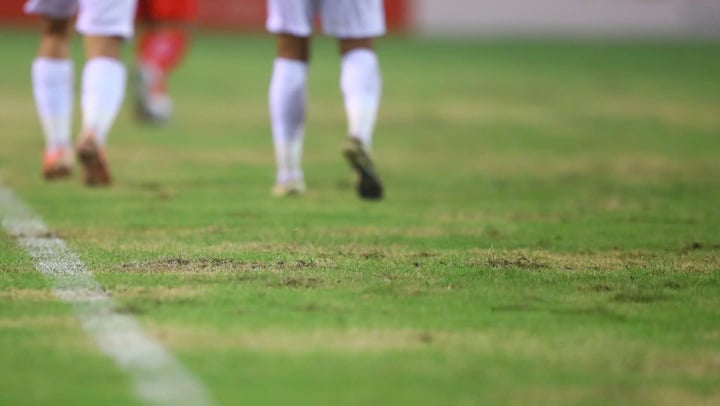 Die Qualität des Rasens im My Dinh-Stadion hat sich stark verschlechtert. Foto: Nhu Nhu.