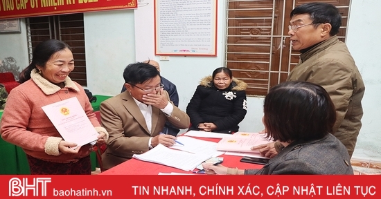 Những hộ dân đầu tiên ở Hà Tĩnh nhận sổ đỏ sau chuyển đổi ruộng đất