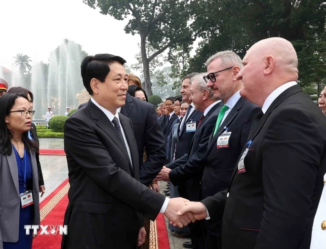 President Luong Cuong shakes hands with members of the Bulgarian delegation. (Photo: Lam Khanh/VNA)