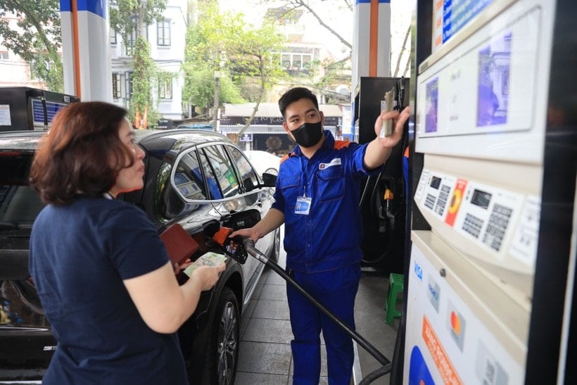 Los precios de la gasolina vuelven a aumentar, la RON95-III supera los 20.800 VND por litro